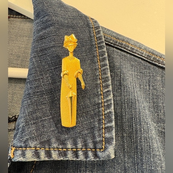 Vintage Fortin 1999 Gold-Tone Lady with Umbrella Brooch Pin - Picture 3 of 8